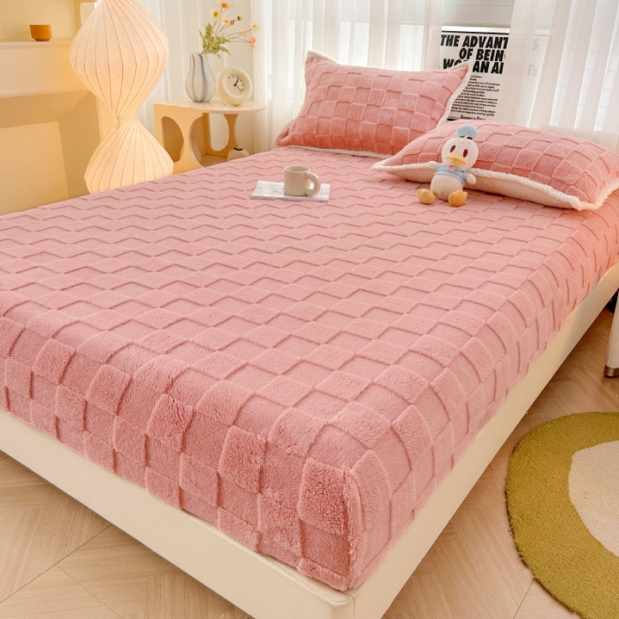 91家纺网 家纺一手货源 找家纺 梦舒羽 2025直播爆款牛奶绒塔芙绒纯色雕花床笠三件套 拼图 粉