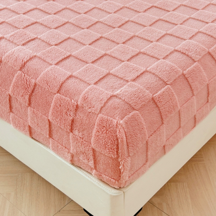 91家纺网 家纺一手货源 找家纺 梦舒羽 2025直播爆款牛奶绒塔芙绒纯色雕花床笠三件套 拼图 粉