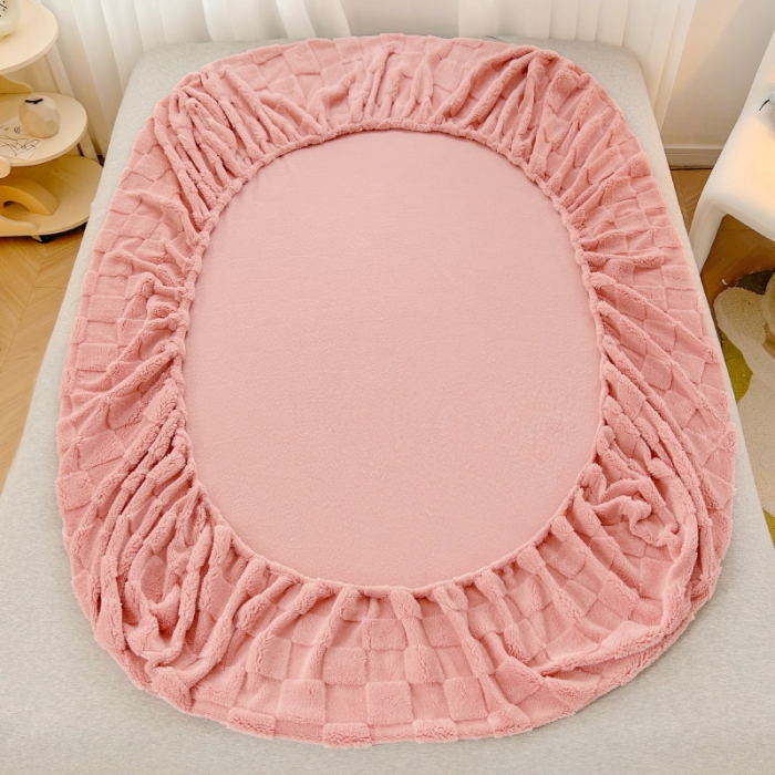 91家纺网 家纺一手货源 找家纺 梦舒羽 2025直播爆款牛奶绒塔芙绒纯色雕花床笠三件套 拼图 粉