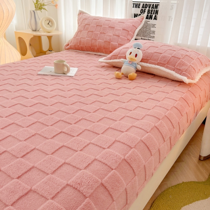 91家纺网 家纺一手货源 找家纺 梦舒羽 2025直播爆款牛奶绒塔芙绒纯色雕花床笠三件套 拼图 粉