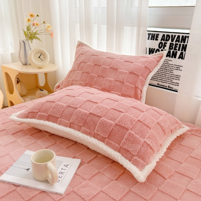 91家纺网 家纺一手货源 找家纺 梦舒羽 2025直播爆款牛奶绒塔芙绒纯色雕花床笠三件套 拼图 粉