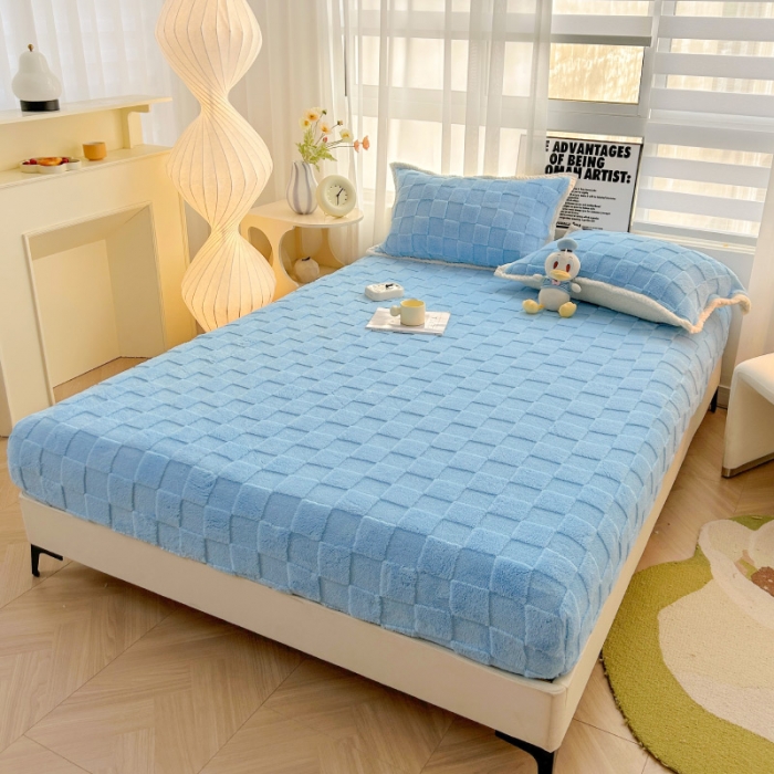 91家纺网 家纺一手货源 找家纺 梦舒羽 2025直播爆款牛奶绒塔芙绒纯色雕花床笠三件套 拼图 蓝