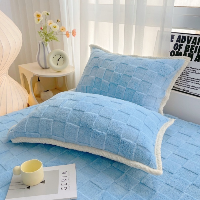 91家纺网 家纺一手货源 找家纺 梦舒羽 2025直播爆款牛奶绒塔芙绒纯色雕花床笠三件套 拼图 蓝