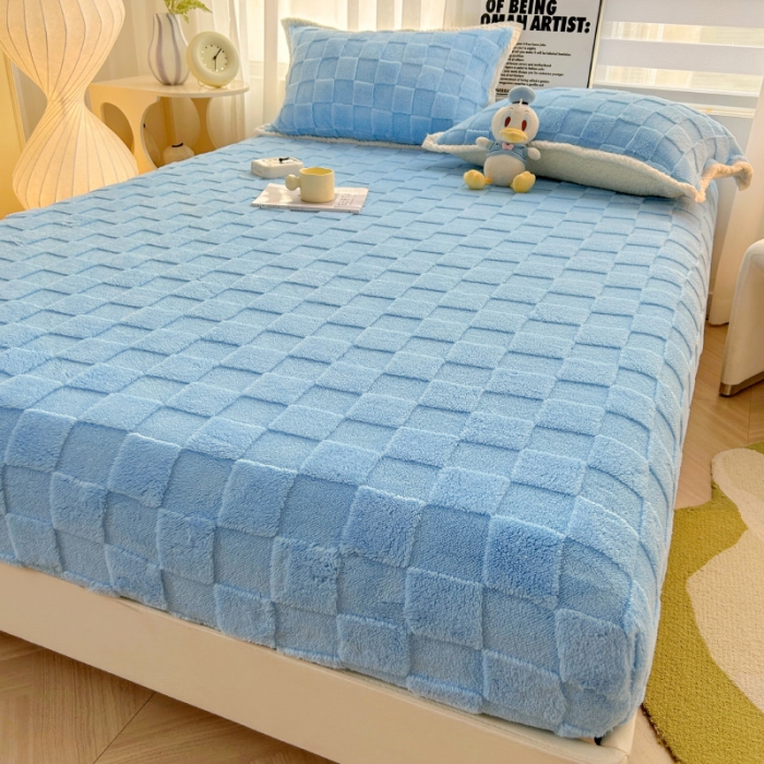 91家纺网 家纺一手货源 找家纺 梦舒羽 2025直播爆款牛奶绒塔芙绒纯色雕花床笠三件套 拼图 蓝