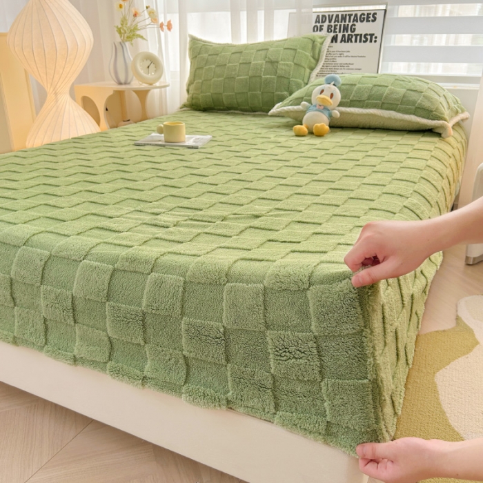 91家纺网 家纺一手货源 找家纺 梦舒羽 2025直播爆款牛奶绒塔芙绒纯色雕花床笠三件套 拼图 绿