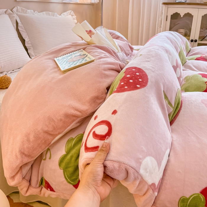 91家纺网 家纺一手货源 找家纺 眠博士 2023新款系列9印花简单款三件套 简单款单被套-草莓女孩