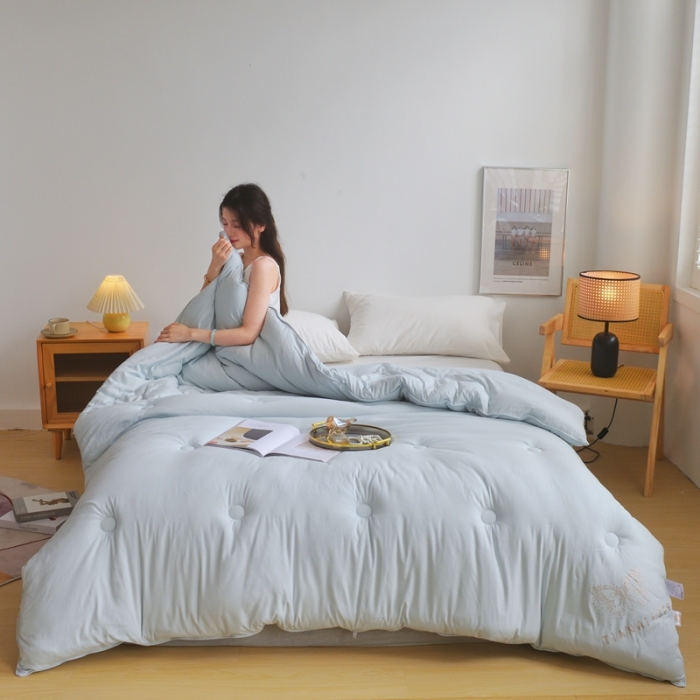 91家纺网 家纺一手货源 找家纺 德芙 2023新款暖绒小提花冬被 椰奶蓝