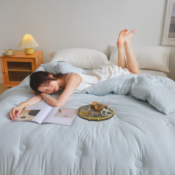 91家纺网 家纺一手货源 找家纺 德芙 2023新款暖绒小提花冬被 椰奶蓝