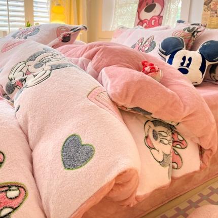 91家纺网 家纺一手货源 找家纺 柒月家居 2023新款迪士尼雪花绒四件套 爱心米妮