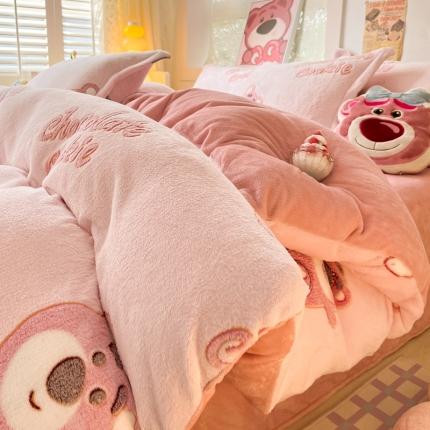 91家纺网 家纺一手货源 找家纺 柒月家居 2023新款迪士尼雪花绒四件套 草莓熊头