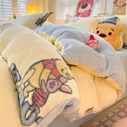 91家纺网 家纺一手货源 找家纺 柒月家居 2023新款迪士尼雪花绒四件套 维尼伙伴