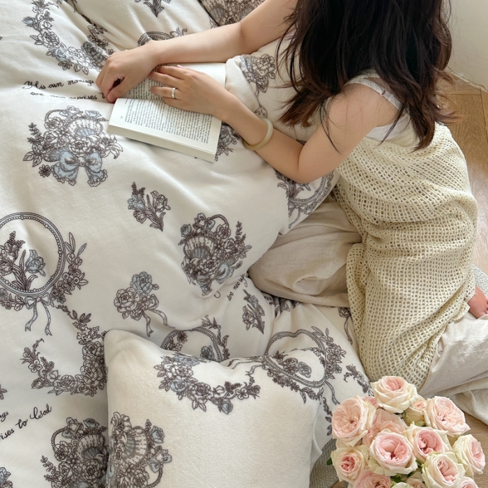 91家纺网 家纺一手货源 找家纺 柚子 2023新款牛奶绒四件套-复古花卉系列 法式花环