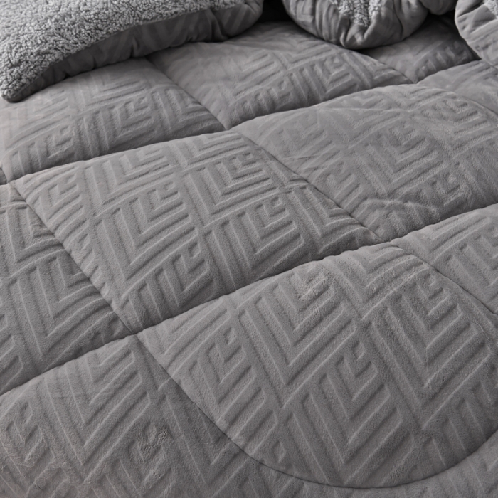 91家纺网 家纺一手货源 找家纺 南北家居 2024新款牛奶绒羊羔绒纯色加厚保暖冬被 高级灰