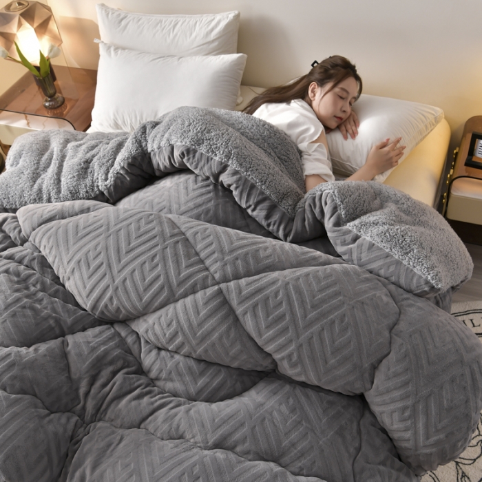 91家纺网 家纺一手货源 找家纺 南北家居 2024新款牛奶绒羊羔绒纯色加厚保暖冬被 高级灰