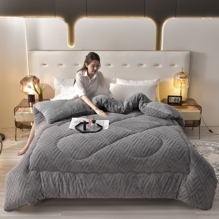 91家纺网 家纺一手货源 找家纺 南北家居 2024新款牛奶绒羊羔绒纯色加厚保暖冬被 高级灰