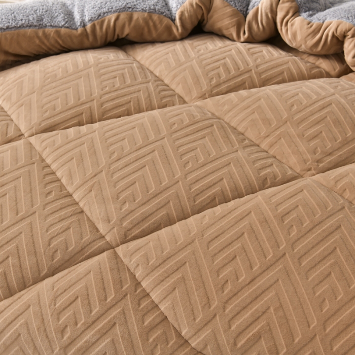 91家纺网 家纺一手货源 找家纺 南北家居 2024新款牛奶绒羊羔绒纯色加厚保暖冬被 卡其