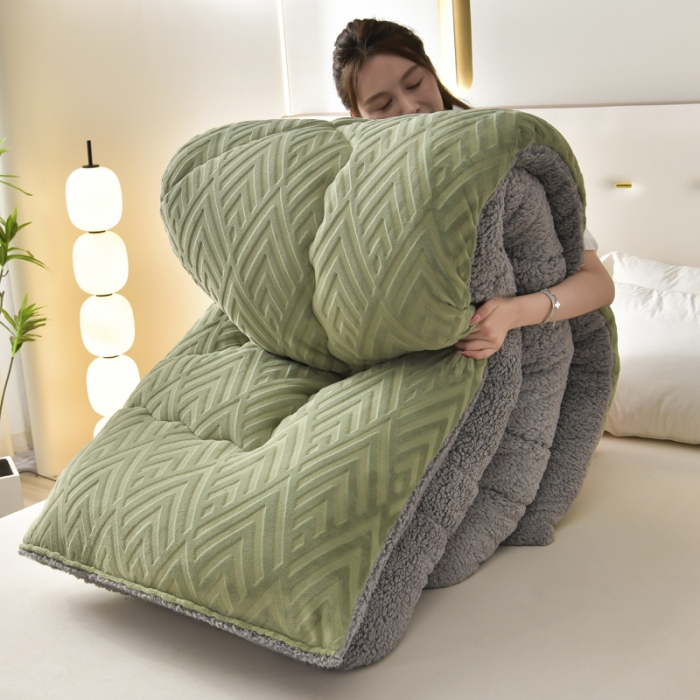 91家纺网 家纺一手货源 找家纺 南北家居 2024新款牛奶绒羊羔绒纯色加厚保暖冬被 抹茶绿