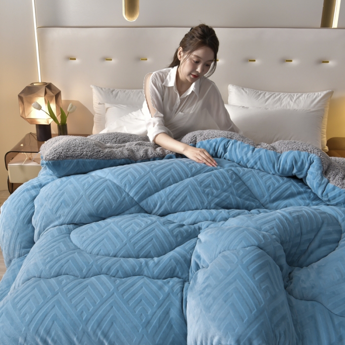 91家纺网 家纺一手货源 找家纺 南北家居 2024新款牛奶绒羊羔绒纯色加厚保暖冬被 天空蓝