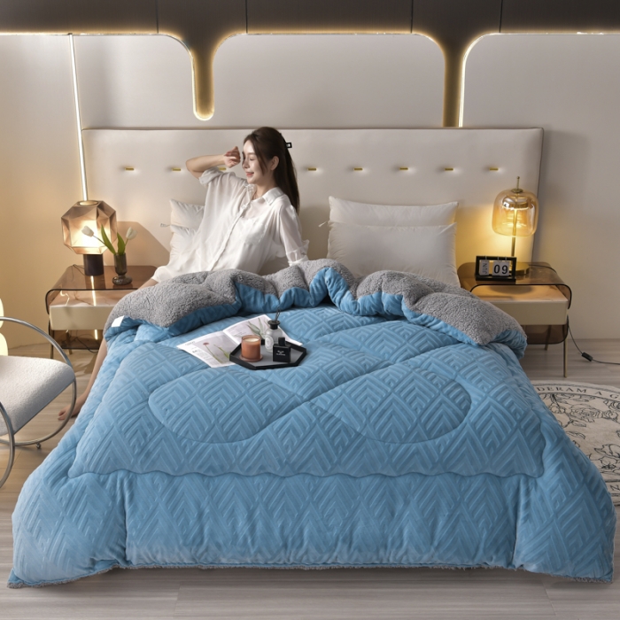 91家纺网 家纺一手货源 找家纺 南北家居 2024新款牛奶绒羊羔绒纯色加厚保暖冬被 天空蓝