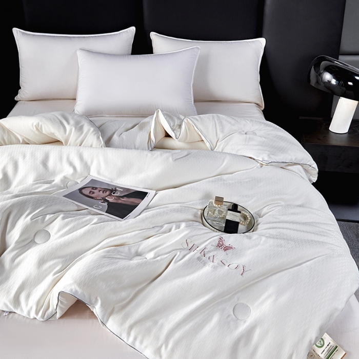 91家纺网 家纺一手货源 找家纺 丽卡家纺 2023新款米兰大豆被 珍珠白