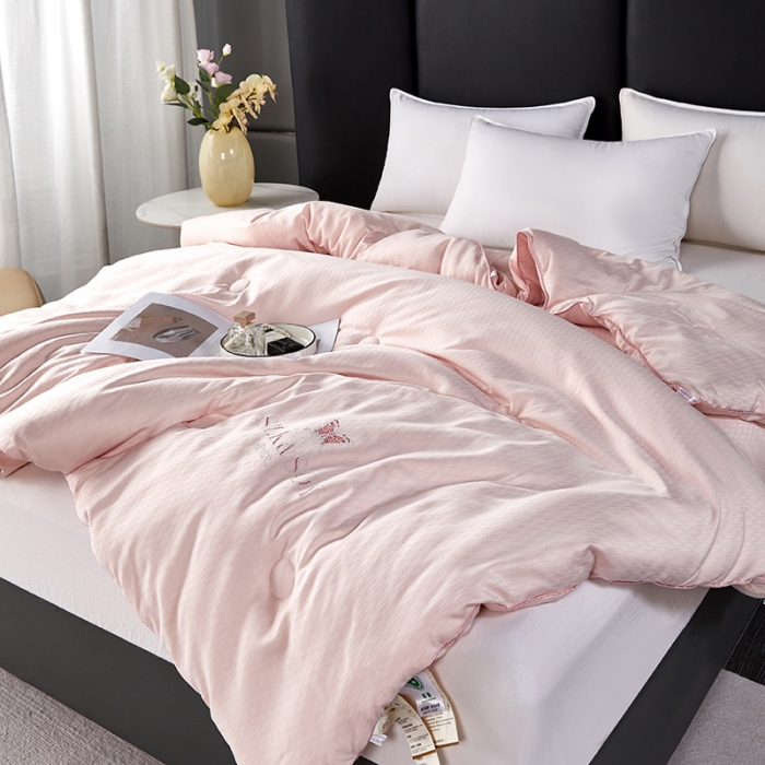 91家纺网 家纺一手货源 找家纺 丽卡家纺 2023新款米兰大豆被 粉玉