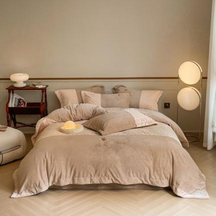 嗯呢23新款高克重双拼兔毛绒牛奶绒保暖刺绣绒四件套 玫瑰之恋-卡其