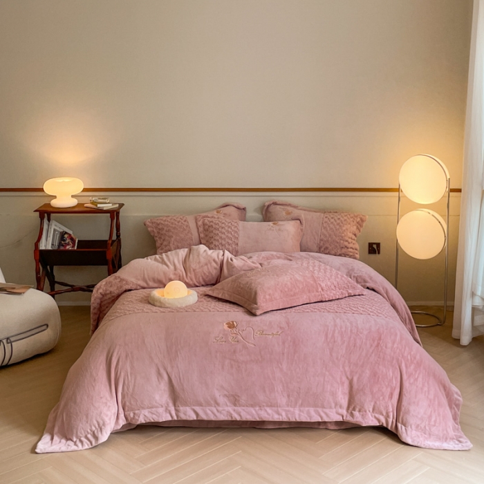 91家纺网 家纺一手货源 找家纺 嗯呢2023新款高克重双拼兔毛绒牛奶绒保暖刺绣绒四件套 玫瑰之恋-豆沙