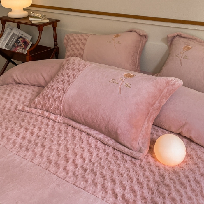 91家纺网 家纺一手货源 找家纺 嗯呢2023新款高克重双拼兔毛绒牛奶绒保暖刺绣绒四件套 玫瑰之恋-豆沙