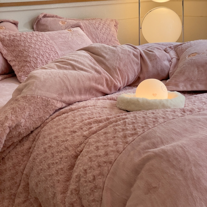 91家纺网 家纺一手货源 找家纺 嗯呢2023新款高克重双拼兔毛绒牛奶绒保暖刺绣绒四件套 玫瑰之恋-豆沙