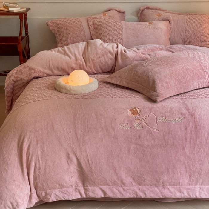 91家纺网 家纺一手货源 找家纺 嗯呢2023新款高克重双拼兔毛绒牛奶绒保暖刺绣绒四件套 玫瑰之恋-豆沙