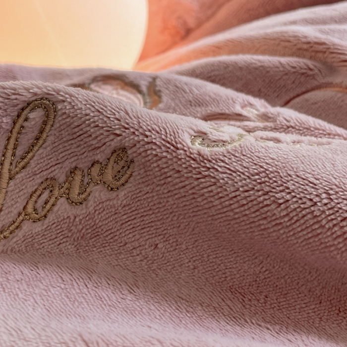 91家纺网 家纺一手货源 找家纺 嗯呢2023新款高克重双拼兔毛绒牛奶绒保暖刺绣绒四件套 玫瑰之恋-豆沙