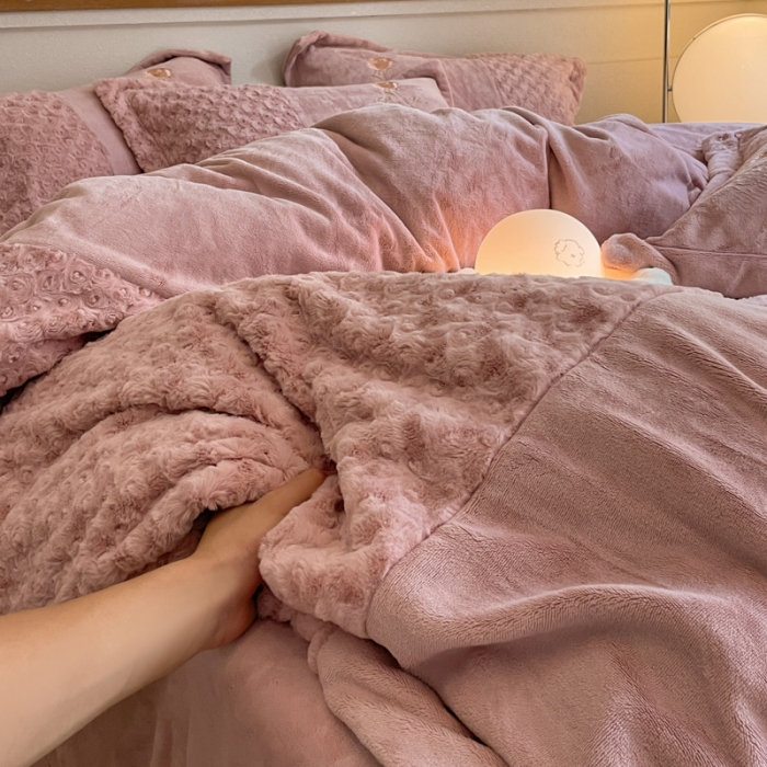 91家纺网 家纺一手货源 找家纺 嗯呢2023新款高克重双拼兔毛绒牛奶绒保暖刺绣绒四件套 玫瑰之恋-豆沙