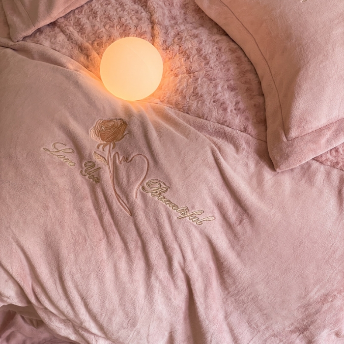 91家纺网 家纺一手货源 找家纺 嗯呢2023新款高克重双拼兔毛绒牛奶绒保暖刺绣绒四件套 玫瑰之恋-豆沙