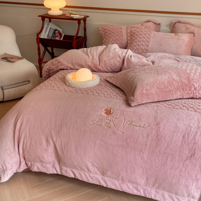 91家纺网 家纺一手货源 找家纺 嗯呢2023新款高克重双拼兔毛绒牛奶绒保暖刺绣绒四件套 玫瑰之恋-豆沙