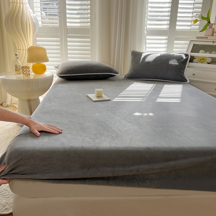 91家纺网 家纺一手货源 找家纺 857 2023新款牛奶绒床笠 浅灰