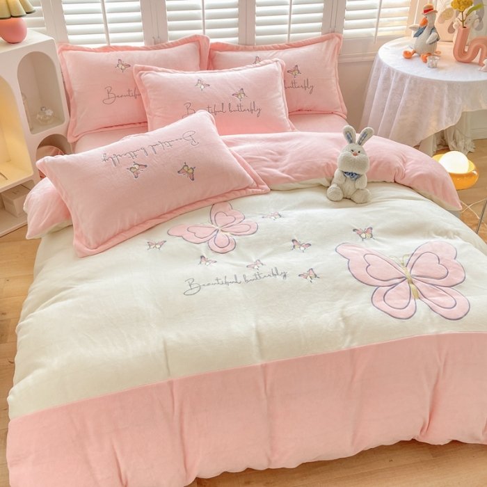 91家纺网 家纺一手货源 找家纺 你好美丽 2025新款200克牛奶绒刺绣花卉3系列四件套 蝶雨纷飞粉