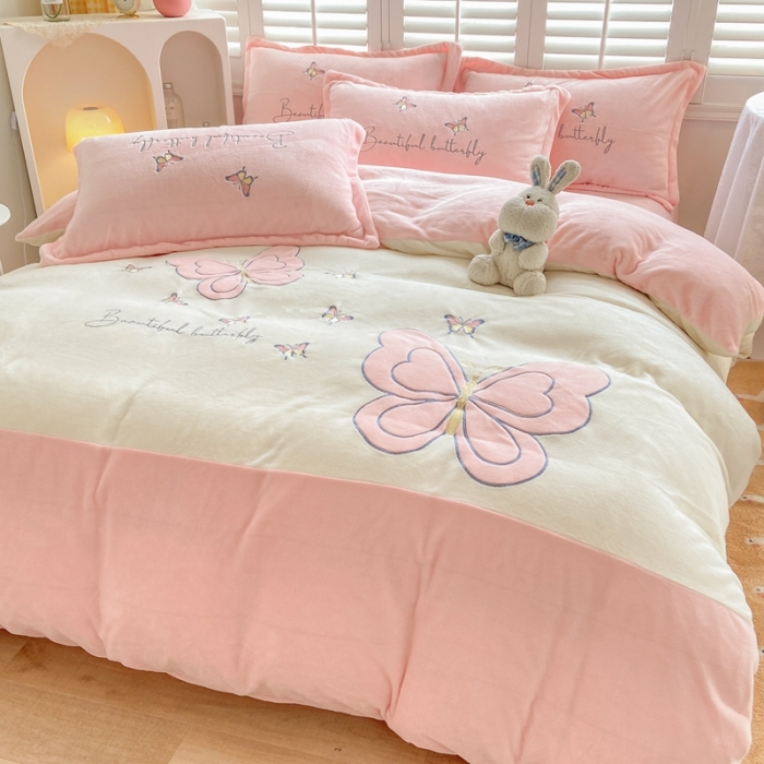 91家纺网 家纺一手货源 找家纺 你好美丽 2025新款200克牛奶绒刺绣花卉3系列四件套 蝶雨纷飞粉