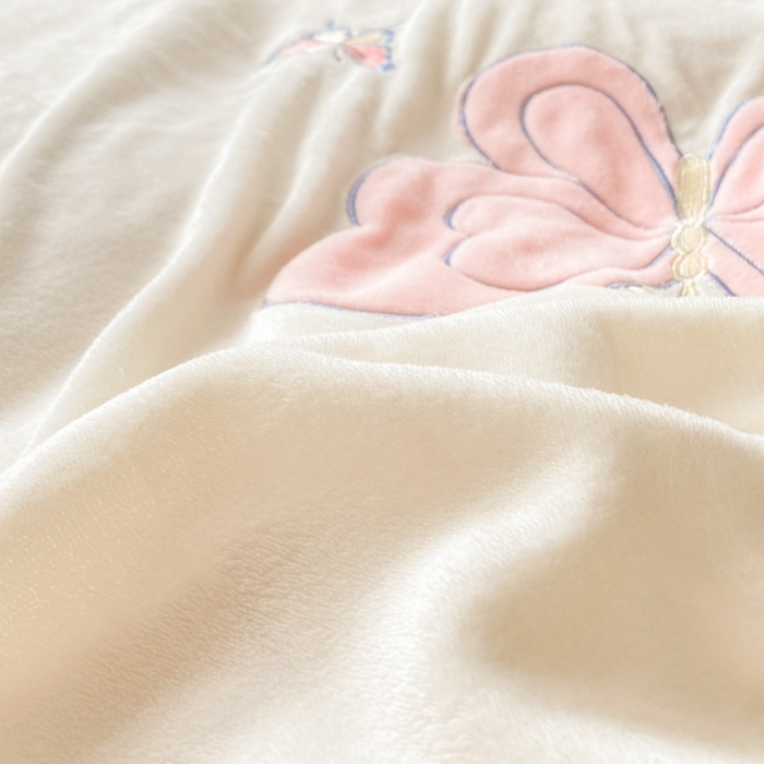 91家纺网 家纺一手货源 找家纺 你好美丽 2025新款200克牛奶绒刺绣花卉3系列四件套 蝶雨纷飞粉