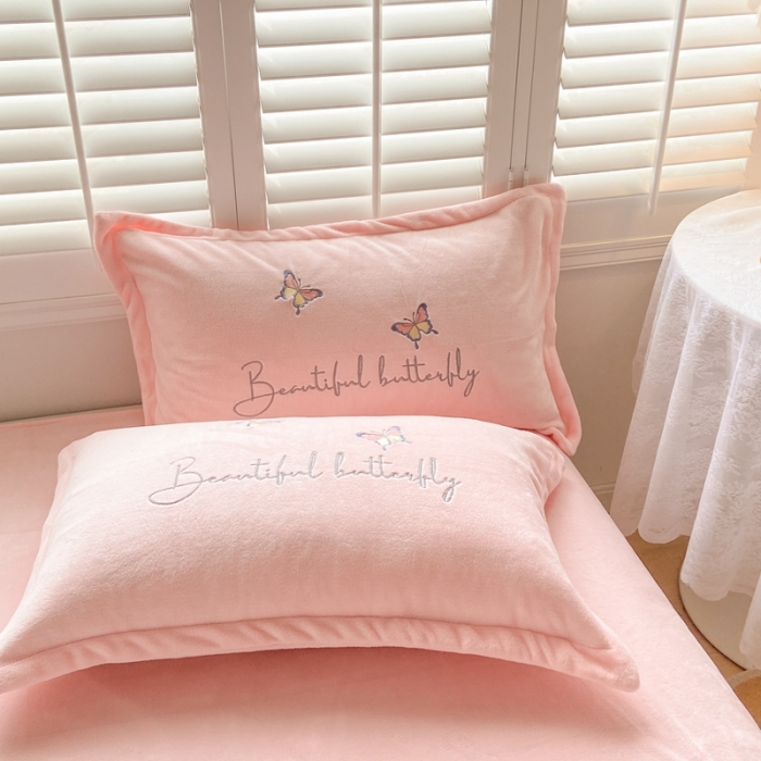 91家纺网 家纺一手货源 找家纺 你好美丽 2025新款200克牛奶绒刺绣花卉3系列四件套 蝶雨纷飞粉