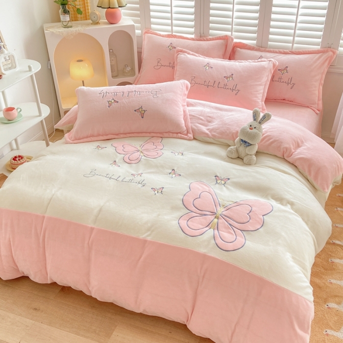 91家纺网 家纺一手货源 找家纺 你好美丽 2025新款200克牛奶绒刺绣花卉3系列四件套 蝶雨纷飞粉