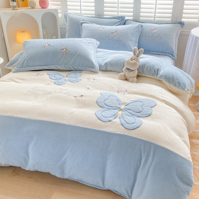 91家纺网 家纺一手货源 找家纺 你好美丽 2025新款200克牛奶绒刺绣花卉3系列四件套 蝶雨纷飞蓝