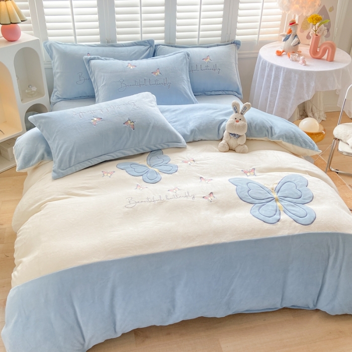 91家纺网 家纺一手货源 找家纺 你好美丽 2025新款200克牛奶绒刺绣花卉3系列四件套 蝶雨纷飞蓝