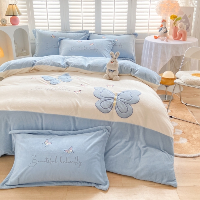 91家纺网 家纺一手货源 找家纺 你好美丽 2025新款200克牛奶绒刺绣花卉3系列四件套 蝶雨纷飞蓝