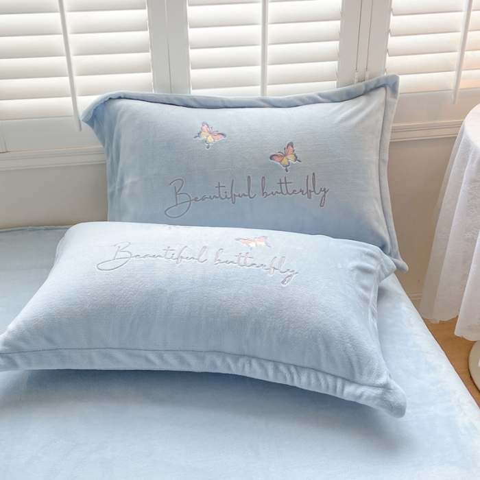 91家纺网 家纺一手货源 找家纺 你好美丽 2025新款200克牛奶绒刺绣花卉3系列四件套 蝶雨纷飞蓝