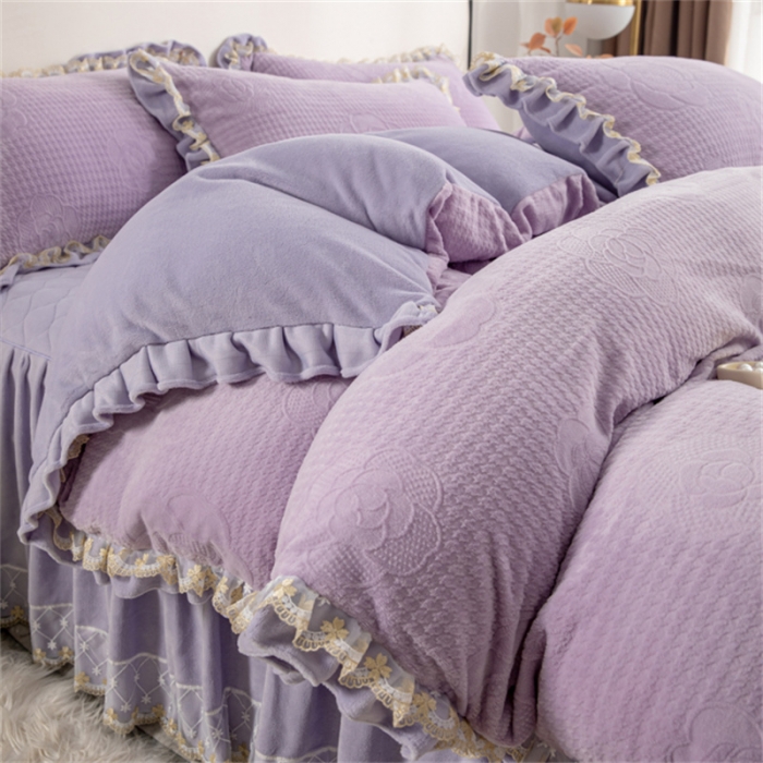 91家纺网 家纺一手货源 找家纺 青竹苑 2023新款网红款牛奶绒雕花绗缝床裙款四件套 莫妮紫