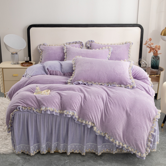 91家纺网 家纺一手货源 找家纺 青竹苑 2023新款网红款牛奶绒雕花绗缝床裙款四件套 莫妮紫