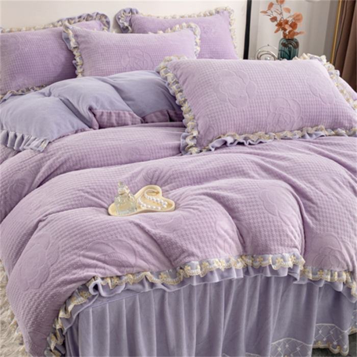 91家纺网 家纺一手货源 找家纺 青竹苑 2023新款网红款牛奶绒雕花绗缝床裙款四件套 莫妮紫