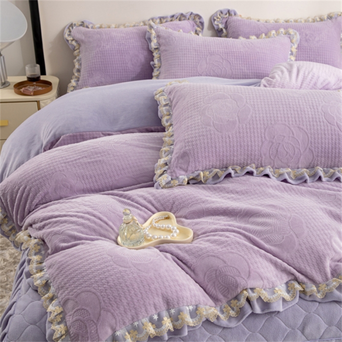 91家纺网 家纺一手货源 找家纺 青竹苑 2023新款网红款牛奶绒雕花绗缝床裙款四件套 莫妮紫