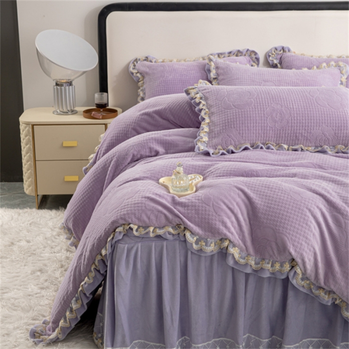 91家纺网 家纺一手货源 找家纺 青竹苑 2023新款网红款牛奶绒雕花绗缝床裙款四件套 莫妮紫