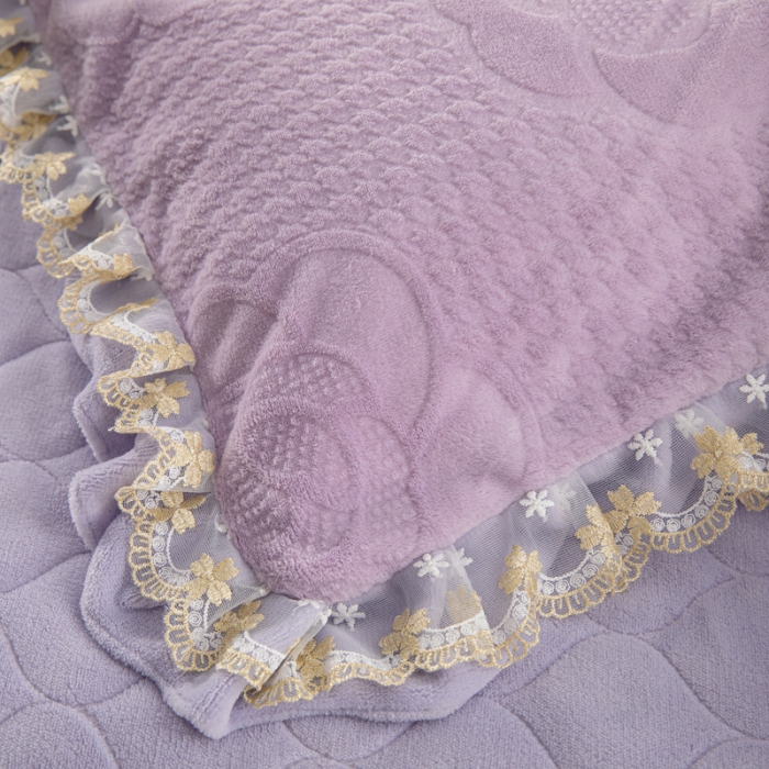 91家纺网 家纺一手货源 找家纺 青竹苑 2023新款网红款牛奶绒雕花绗缝床裙款四件套 莫妮紫